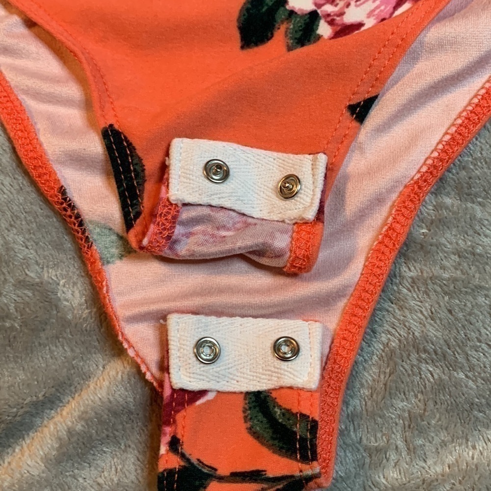 Discreet Floral Bodysuit - Picture 3 of 6